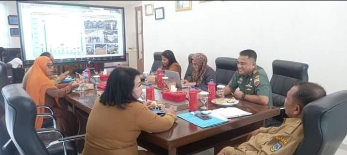 Unsur Forkopimda Kota Tebingtinggi saat mengikuti Rakor Inflasi dari ruang Kerja Wali Kota lantai 4 gedung Balai Kota Jalan Dr. Sutomo (f;ist/mistar)