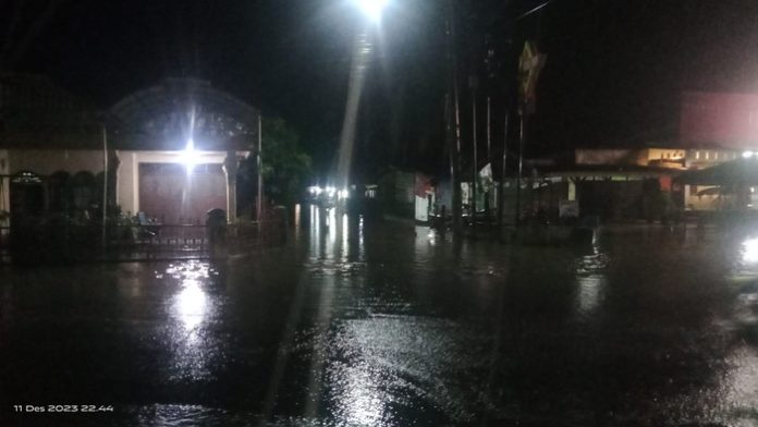 Kondisi banjir di Jalan Situmorang Lingkungan VI, Kelurahan Pasar Sibuhuan, Kecamatan Barumun Kabupaten Padang Lawas (f: iskandar/mistar)