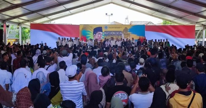 Jokowi bertemua ribuan warga saat berada di Banyuwangi (f;detik/mistar)
