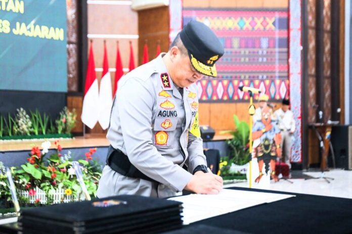 Kapolda Sumut  Irjen Pol Agung Setya Imam Efendi menandatangani berita acara Sertijab Kapolres Batubara (f:ist/mistar)