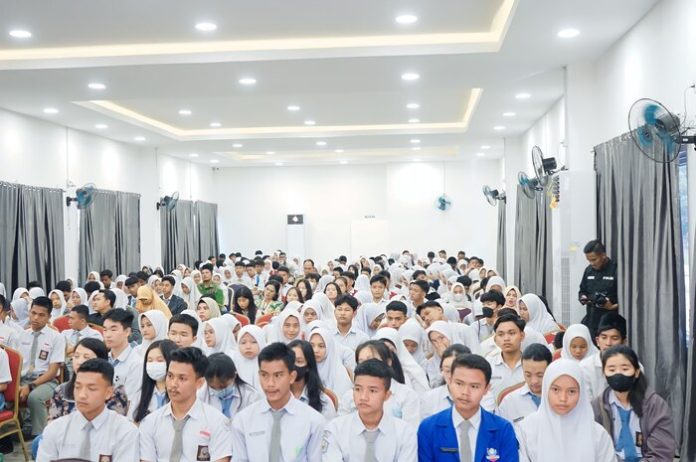 Ratusan pelajar di Labuhanbatu saat menghadiri Penganugerahan Duta Kerukunan Pelajar Lintas Agama (f;ist/mistar)
