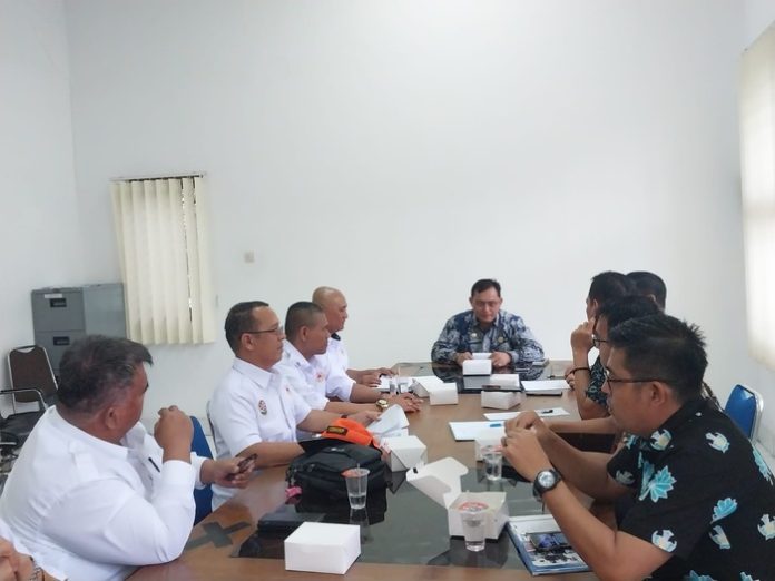 Asisten I Pemkab Deli Serdang,Citra Capah menerima audensi Panitia Musorkab diruang rapat Staf Ahli (f:ist/mistar)