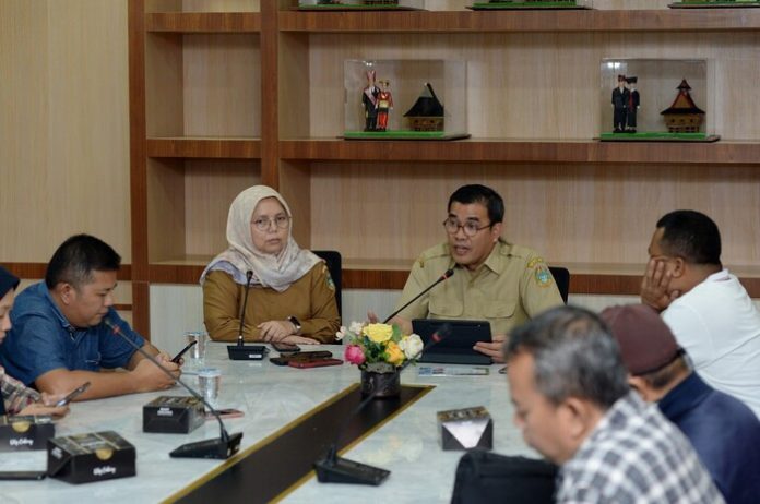 Kepala Dinas Koperasi dan UMKM Sumut, Naslindo Sirait saat temu pers, Selasa (5/12/2023). (f:dedy hutajulu/mistar)