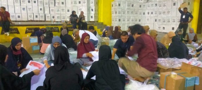 Sejumlah warga melakukan sorlip kertas suara pemilu 2024 di GOR Langkat (f:ist/mistar)