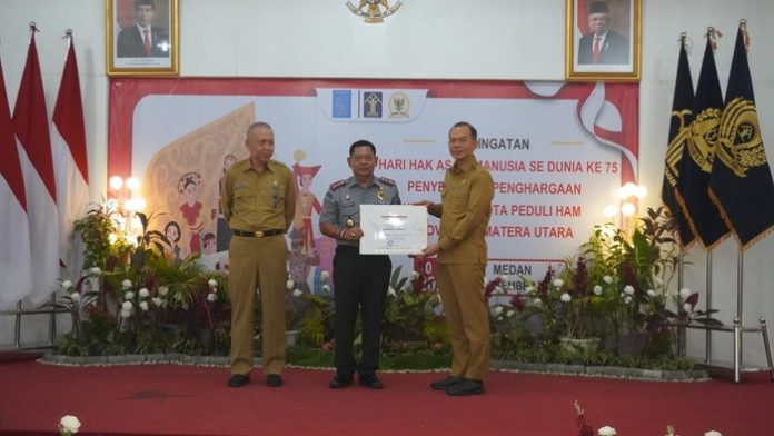 Sekretaris Daerah Kabupaten Langkat H.Amril menerima penghargaan dari Kakanwil Kemenkumham Sumut (f;ist/mistar)