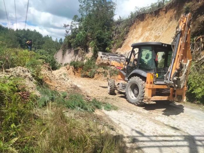 Jalan Provinsi di Kecamatan Pangarubuan lumpuh akibat longsor (f:ist/mistar)