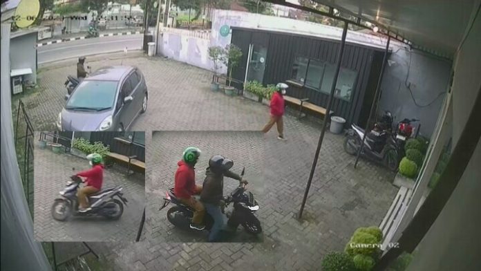 Rekaman CCTV Curanmor di Sunggal. (F:Iqbal/Mistar)