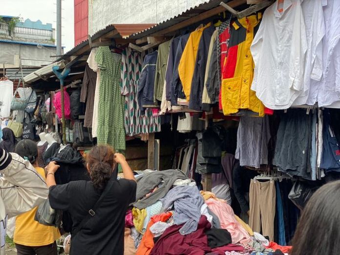 Lapak para pedagang baju bekas atau monza ramai dikunjungi oleh pembeli (f:khairul/mistar).