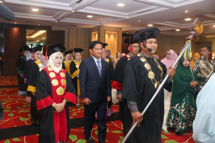 Pj Gubernur Hassanudin menghadiri acara wisuda lulusan Universitas Haji Sumatera Utara di Tiara Convention Center, Medan(f:ist/mistar)