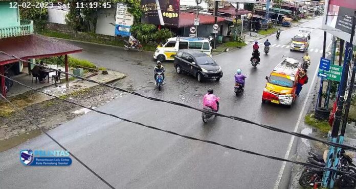 Situasi lalu lintas di Simpang Dua Siantar terekam CCTV (f;ist/mistar)