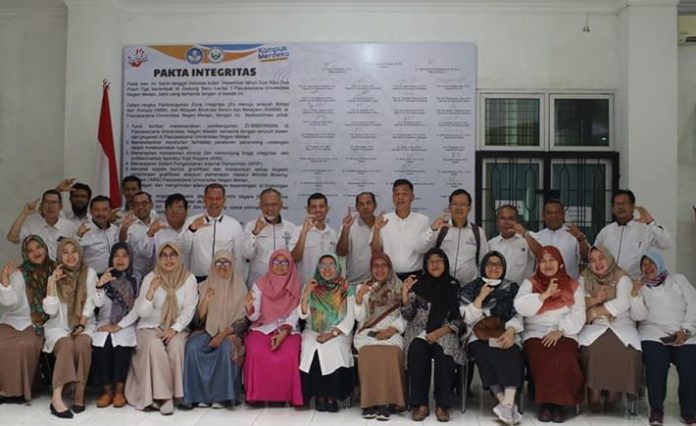 Para Civitas Akademisi Universitas Negeri Medan melakukan foto bersama di depan penandatanganan fakta integritas (f:ist/mistar).