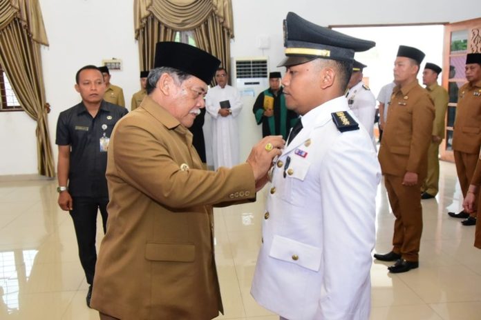 .Bupati Deli Serdang,HM.Ali Yusuf Siregar menyematkan tanda jabatan camat kepada Rahmad Hidayat sebagai Camat Biru-Biru pada pelantikan di Aula Cendana, Lantai II, Kantor Bupati Deli Serdang (f:ist/mistar)