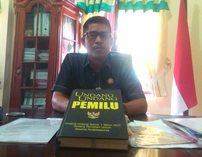 Koordinator Divisi SDM, Organisasi dan Diklat Makmur KPU Labuhanbatu (f:ist/mistar)