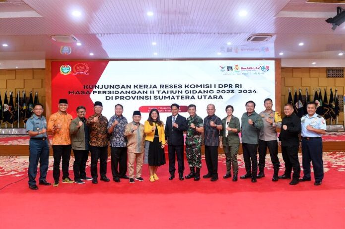 Pj. Gubernur Sumut Hassanudin menerima Kunjungan Kerja Reses Komisi I DPR RI di Rumah Dinas Gubernur Sumut, Medan. (f:ist/mistar)