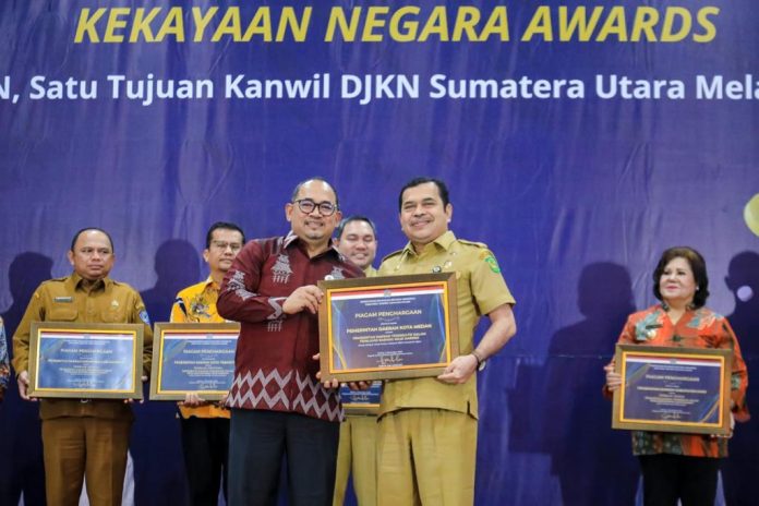 Kaban BPKAD Zulkarnain saat menerima penghargaan dalam ajang Kekayaan Negara (KN) Award 2023 yang digelar Direktorat Jenderal Kekayaan Negara (DJKN) (f:ist/mistar)