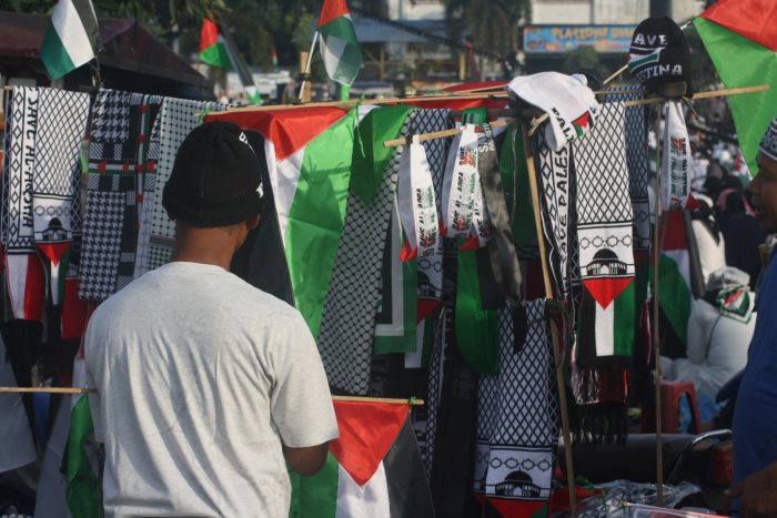 penjual pernik dan  bendera Palestina