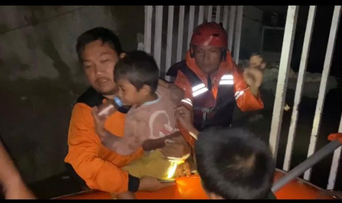 petugas BPBD Kota Medan saat mengevakuasi warga