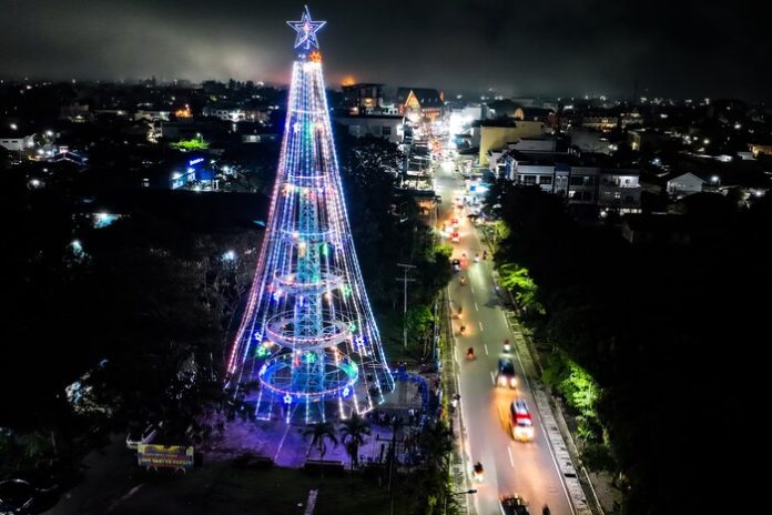 Pohon Natal setinggi 39,5 meter di Kota Pematang Siantar menjadi pohon natal tertinggi se Asia Tenggara. (f/ist/mistar)