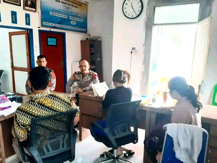 Kapolsek Medang Deras Iptu Abdi Tansar pimpin cooling system di kantor Desa Pakam Raya Selatan, Kecamatan Medang Deras (f:ist/mistar)