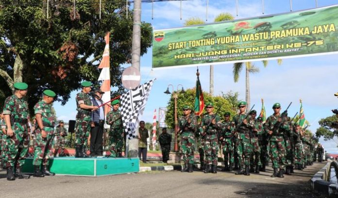 Kasdam I/Bukit Barisan, Brigjend TNI Refrizal bersama Bupati Toba, Poltak Sitorus melepas start Tonting Yudha Wastu Pramuka Jaya (f:ist/mistar)