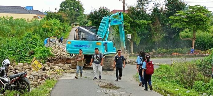 Gorong-gorong jalan menuju Perumnas Kalang Simbara Kecamatan Sidikalang sedang dibongkar menggunakan alat berat untuk diperbaiki (f:manru/mistar)