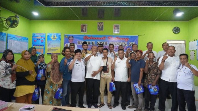 Plt Bupati Langkat H. Syah Afandin, SH bersama perangkat desa Tanjung Ibus (f:endang/mistar)