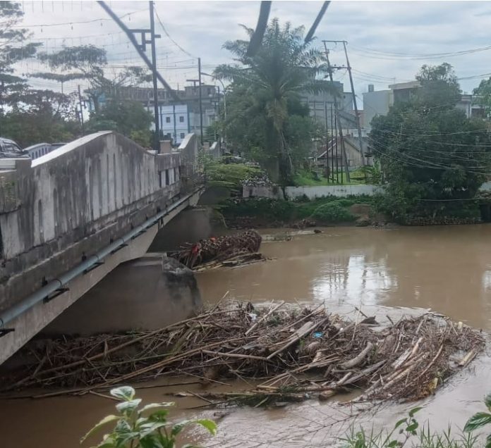Tampak tumpukan sampah di bawah Jembatan Sei Padang di Jalan Jendral Sudirman Kota Tebingtinggi (f:ist/mistar).