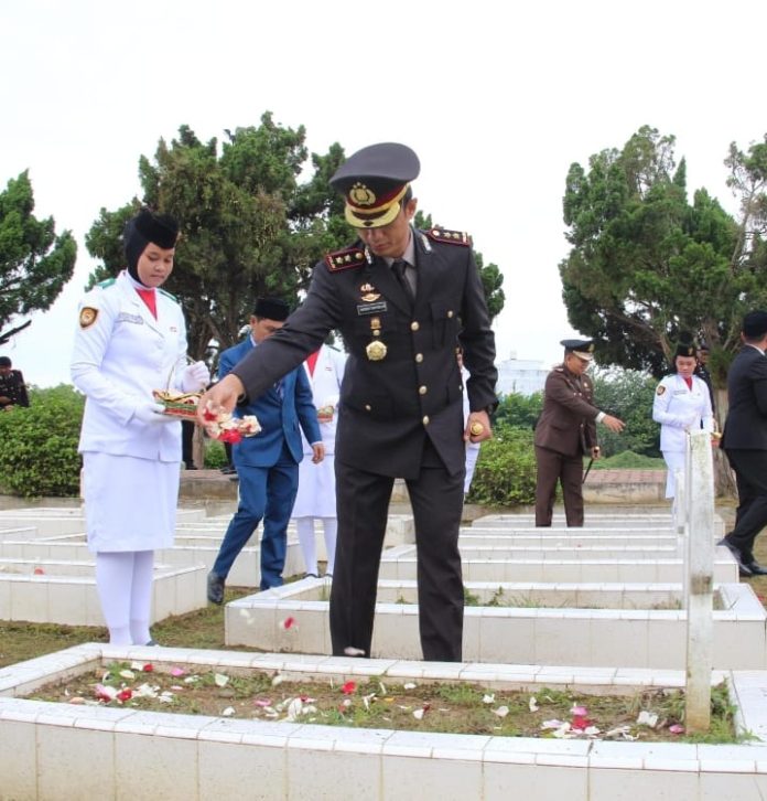 apolres Tebing Tinggi AKBP Andreas Tampubolon saat melakukan Tabur bunga dalam  Peringatan Peristiwa 13 Desember 1945 Kota Tebing Tinggi di Taman Makam Pahlawan, Kota Tebing Tinggi (f;ist/mistar)