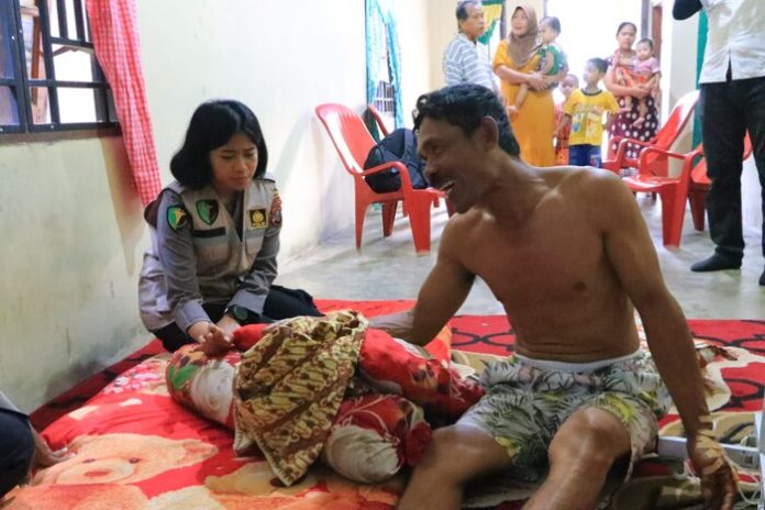 Tim Satgas Trauma Healing Polres Labuhanbatu saat memberikan pelayanan kesehatan kepada korban serangan buaya (f;ist/mistar)