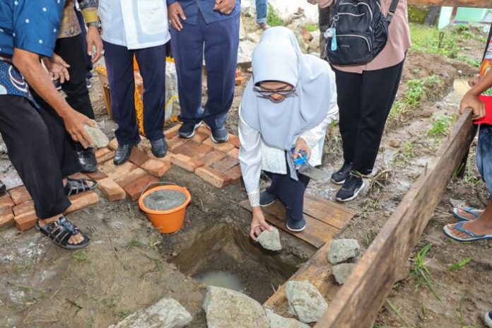 Peletakan batu pertama oleh Wali Kota Pematang Siantar, Susanti Dewayani pada pembangunan Mushola Al Hidayah. (f/ist/mistar)