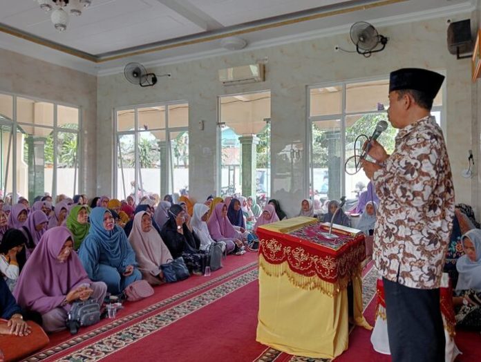 Kaum ibu-ibu se Kecamatan Lubuk Pakam, Kabupaten Deli Serdang menggelar wirid akbar (f:ist/mistar)