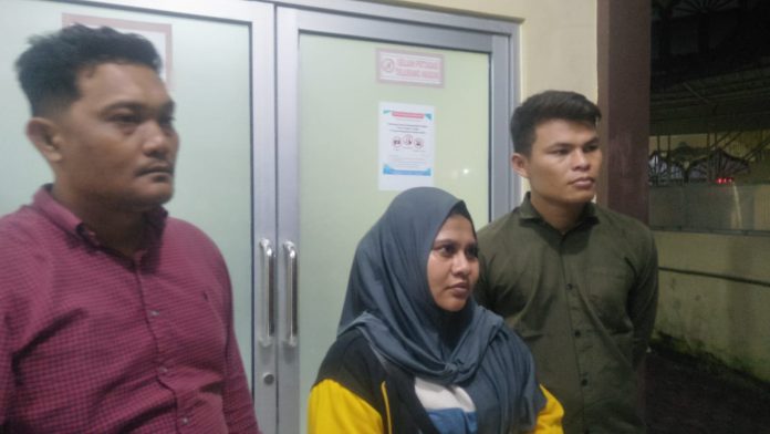 Kakak korban (tengah) didampingi kuasa hukum di depan kamar jenazah RS Bhayangkara TK II Medan