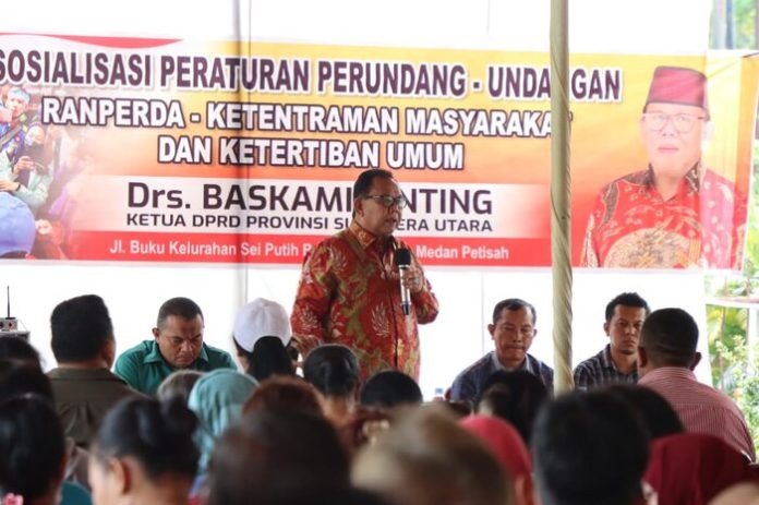 Baskami Ginting sosialisasikan Rancangan Peraturan Daerah terkait ketentraman masyarakat di Jalan Ayahanda, Medan. (f:ist/hutajulu)