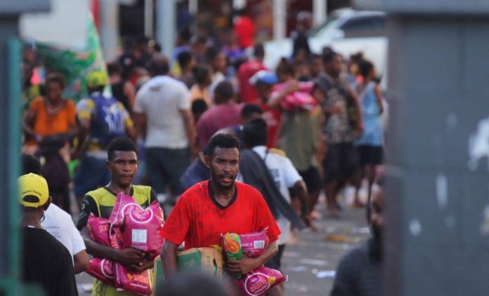 Warga Papua Nugini mengambil sejumlah barang (f:APF/mistar)