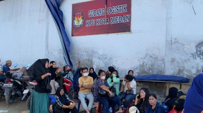 Pekerja Sorlip Surat Suara Tuntut Kepastian Honor di Gudang KPU Kota Medan