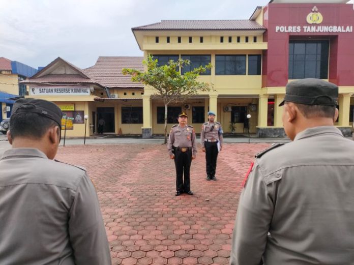 Personel Sat Lantas Polres Tanjung Balai Disiagakan Atur Lalu Lintas saat Ibadah Minggu