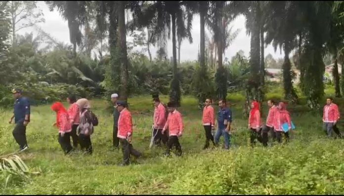 Wali Kota Pematang Siantar, Susanti Dewayani meninjau lahan pekuburan yang berada di Kelurahan Gurilla, Kecamatan Siantar Sitalasari. (f:ist/mistar)