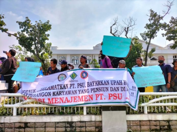 Tuntut Pembayaran Gaji, Ratusan Karyawan PT PSU Aksi Damai di Pemprov Sumut