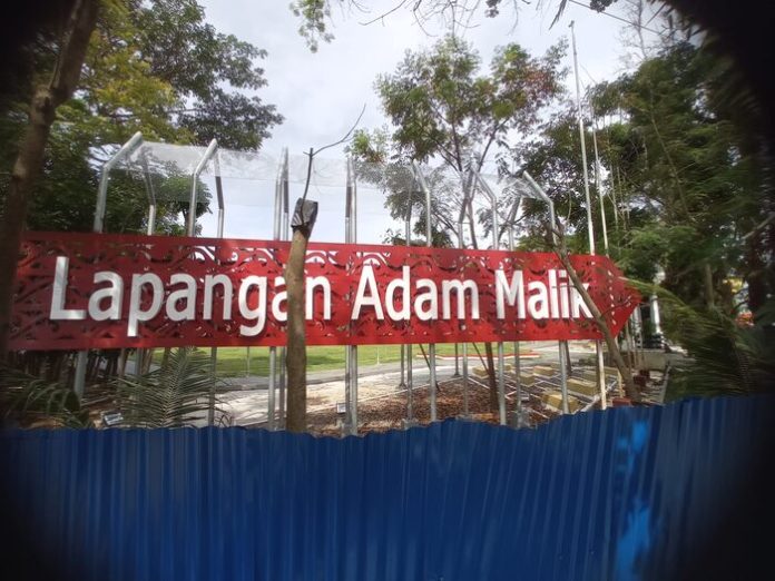 Kondisi Lapangan Adam Malik Pematangsiantar tampak masih ditutupi seng. (f:jonatan/mistar)