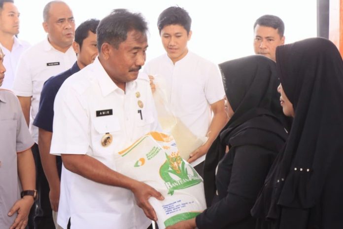 Wali Kota Binjai serahkan bantuan pangan berupa beras pada warga (f:endang/mistar)