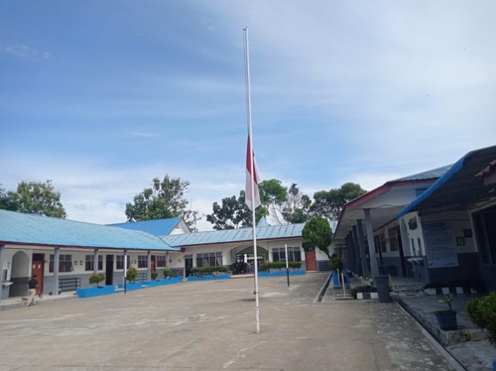 Bendera setengah tiang, tanda penghormatan terakhir pada kelima guru yang menjadi korban kecelakaan beruntun di Kabupaten Simalungun. (f:jonatan/mistar)