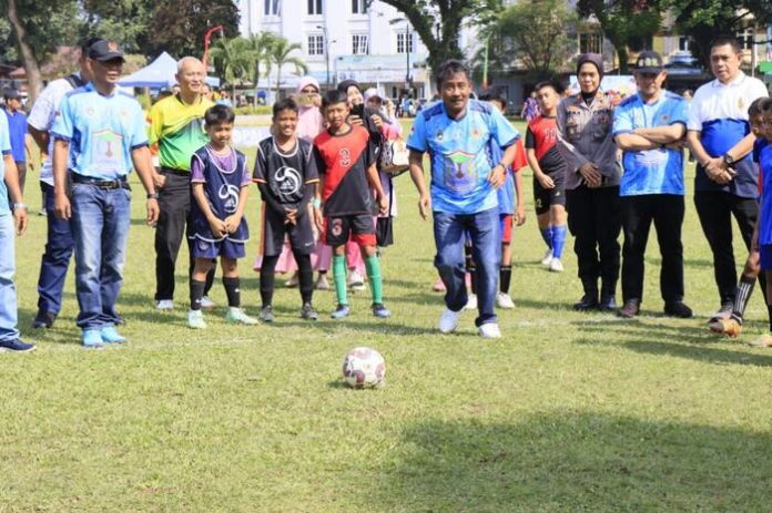 Wali Kota Binjai melakukan tendangan pertama tanda dibukanya festival sepak bola usia dini (f:endang/mistar)