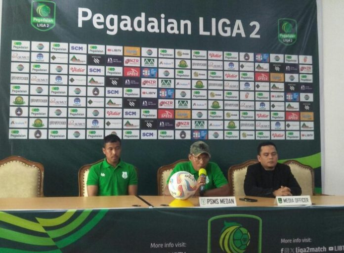 Pelatih PSMS Medan, Miftahuddin Mukson (tengah) dan Pemain PSMS Medan, Guntur Triaji (kiri). (F:Iqbal/Mistar)