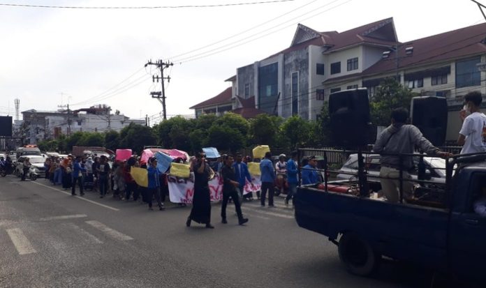 Kelompok massa Gemuruh yang melakukan aksi turun ke jalan (f:ferry/mistar)