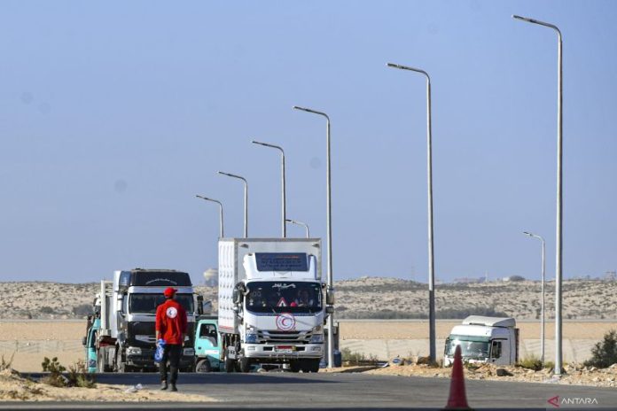 Petugas Bulan Sabit Merah (MER-C) bersiap mengangkut barang bantuan kemanusiaan yang akan diberikan untuk warga Palestina di kawasan Mesir (f:antara/mistar)
