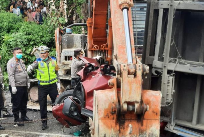 Kapolres Simalungun AKBP Choky Meliala (pakai masker) bersama Kasat Lantas Iptu Jonni Sinaga (rompi hijau) saat di lokasi kecelakaan beruntun di Bulu Pange, Merek Raya.(f:indra/mistar)