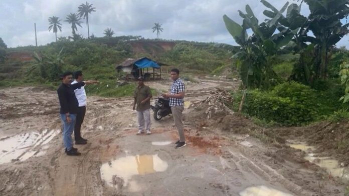Personel Paminal Seksi Propam Polresta Deli Serdang saat mendatangi lokasi galian C diduga ilegal di Kecamatan STM Hilir Deli Serdang (f:ist/mistar)