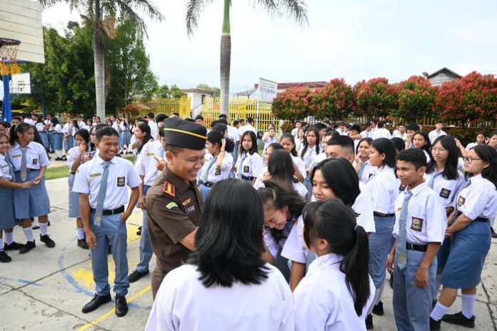 Kejari Padangsidimpuan, Dr Lambok MJ Sidabutar saat berbincang dengan siswa/siswi SMA Swasta Kesuma Indah (f:ist/mistar)