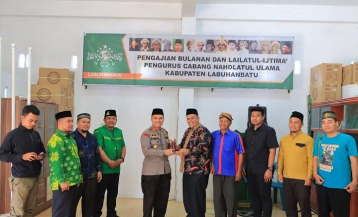 Kapolres Labuhanbatu AKBP Dr Bernhard L Malau melakukan kunjungan silaturahmi ke tokoh masyarakat, Ketua NU dan Ketua MUI, guna menciptakan Pemilu 2024 yang aman dan damai. (f.ist/mistar)