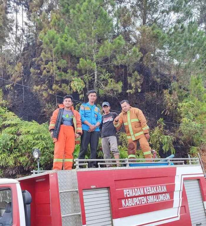 Petugas beserta 1 unit mobil pemadam kebakaran Kabupaten Simalungun setelah memadamkan kebakaran hutan Simarjarunjung.(f:ist/mistar)